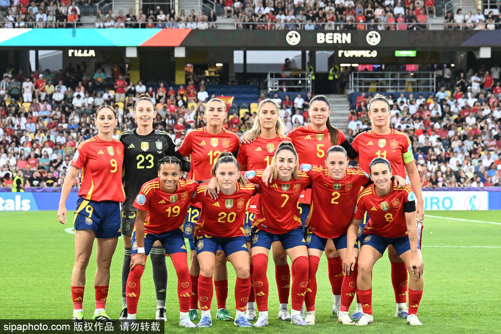 瑞士女足队员在国际赛事中斩获关键进球